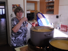 Míla Václavíková při přípravě stravy na školení vedoucích mládeže v Bozkově